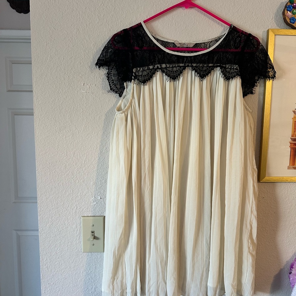 Darling L White pleated tunic top with Lace Collar EUC